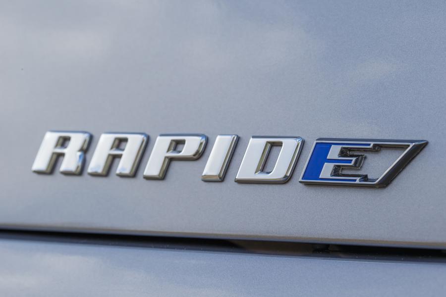 Логотип Aston Martin RapidE Concept 2015 года  (фото 7 из 12)